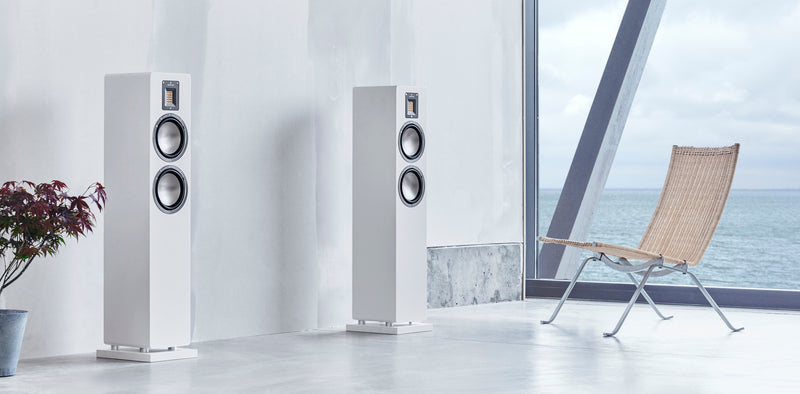 Audiovector QR-3 Floorstanding speaker Satin White with chair