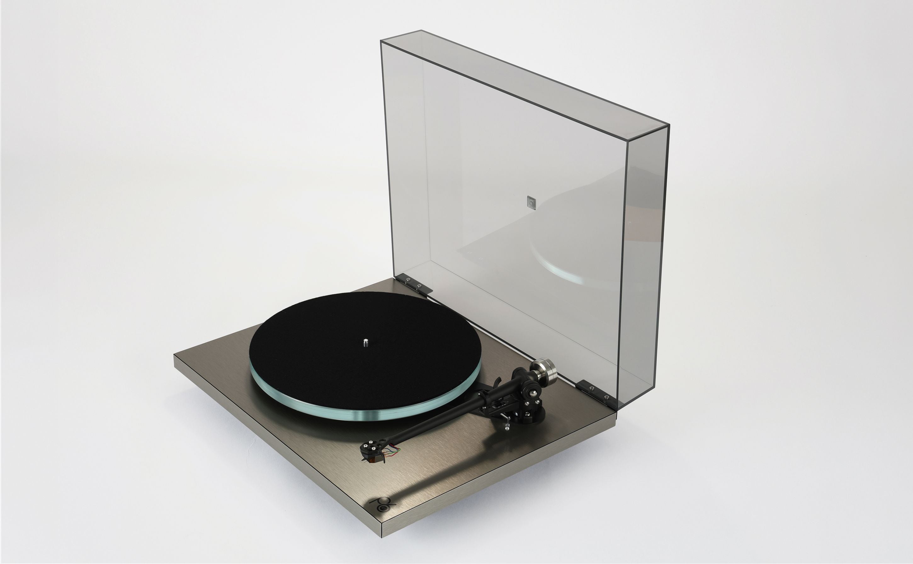 Rega Planar 6 RS Edition Turntable, open lid, top side view,  Art et Son