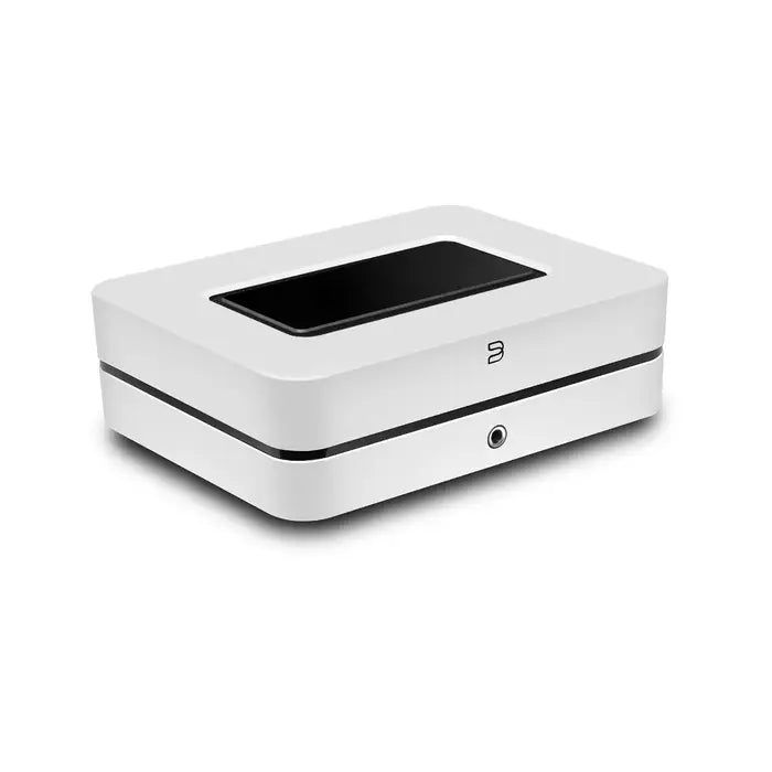 Bluesound POWERNODE Multi-Room Music Streaming Amplifier (2025 Edition), white, side front view, Art et Son