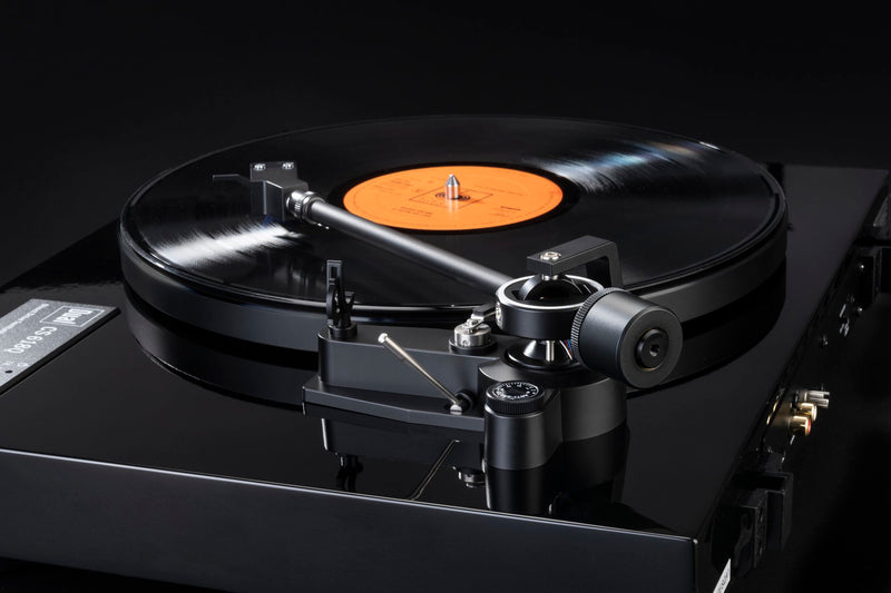 Dual CS 618Q Turntable in a high gloss black side view with tonearm closeup