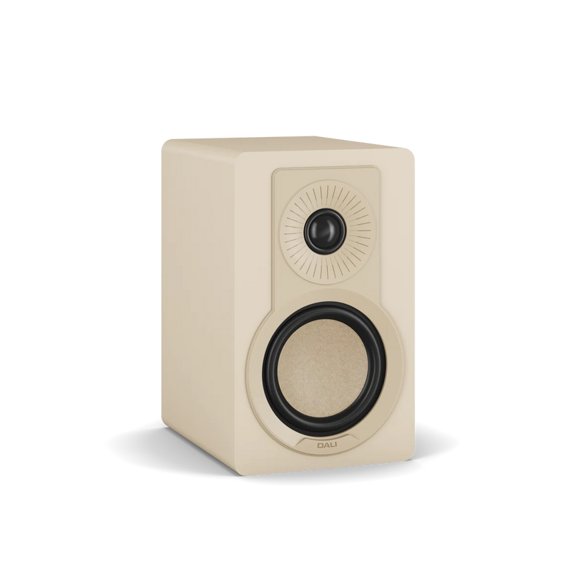 DALI-KUPID_bookshelf speaker, Caramel White colour_front, Art et Son