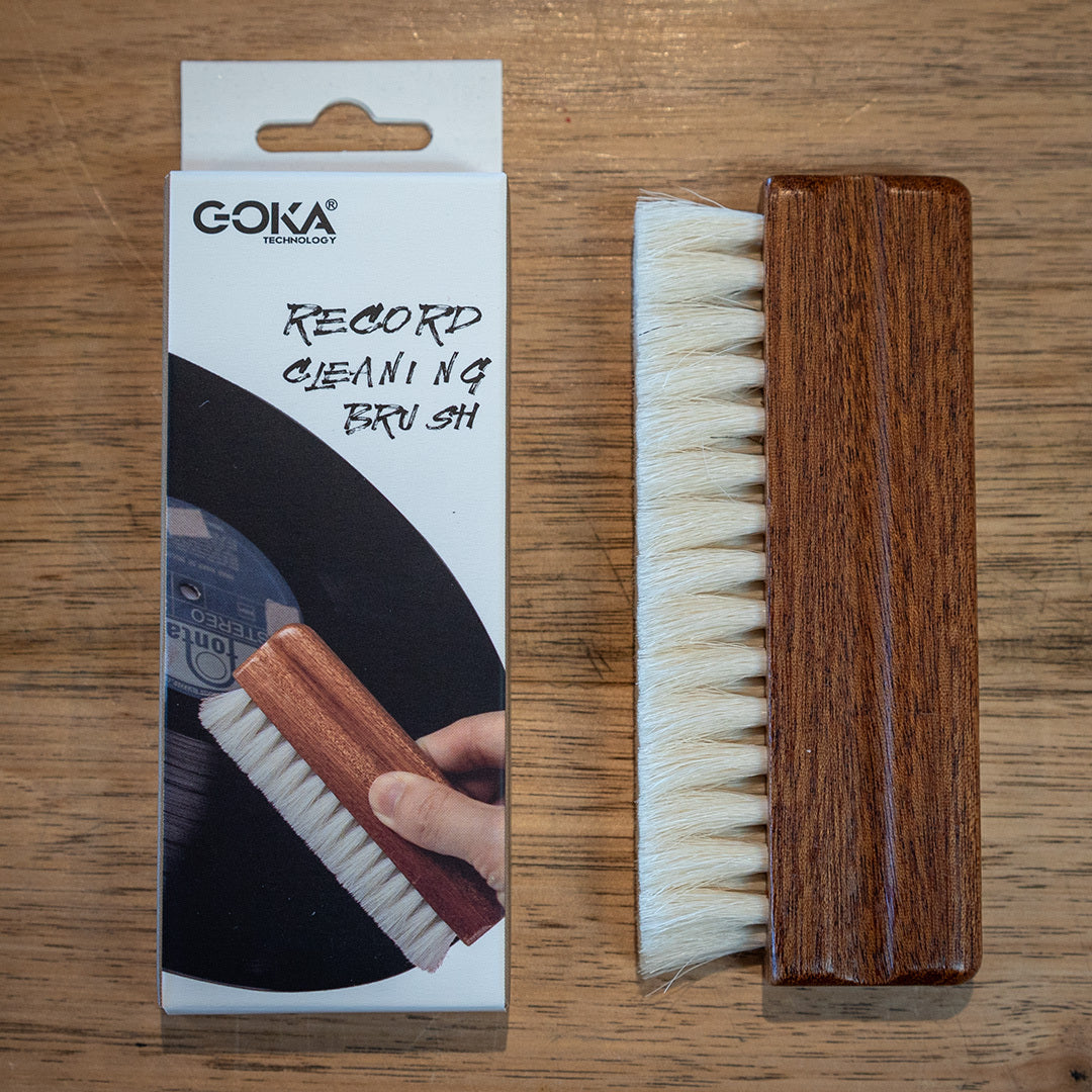 Goka R32B brosse de nettoyage pour disques vinyles en bois de Sapele avec poils de chèvre sur le devant de la boîte