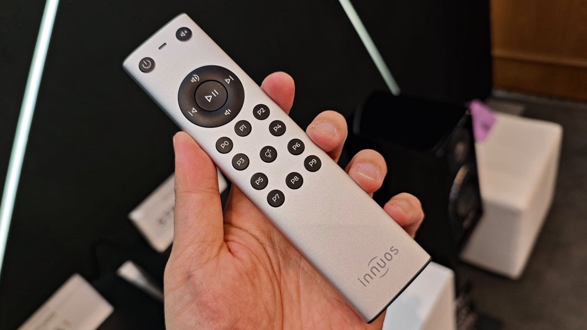 Innuos-stream-remote-lifestyle-art-et-son