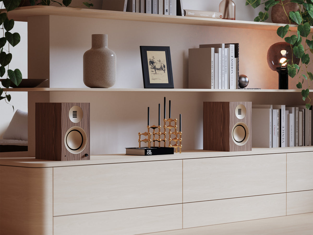 Kanto TUK G2 Powered Bookshelf Speakers, walnut in situ, Art et Son