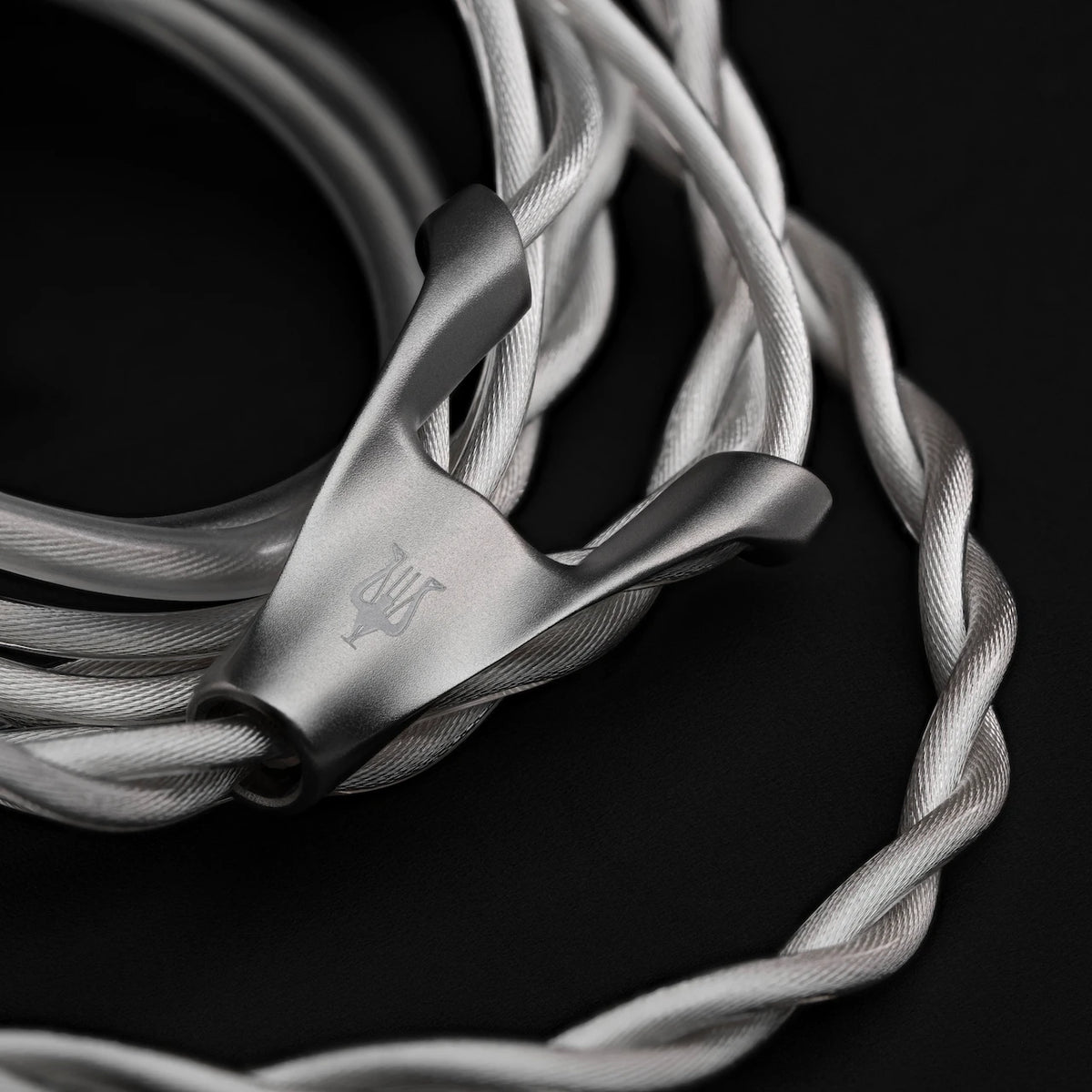 Meze-Audio-ASTRU-in-ear-monitor, close up of cable, Art et Son