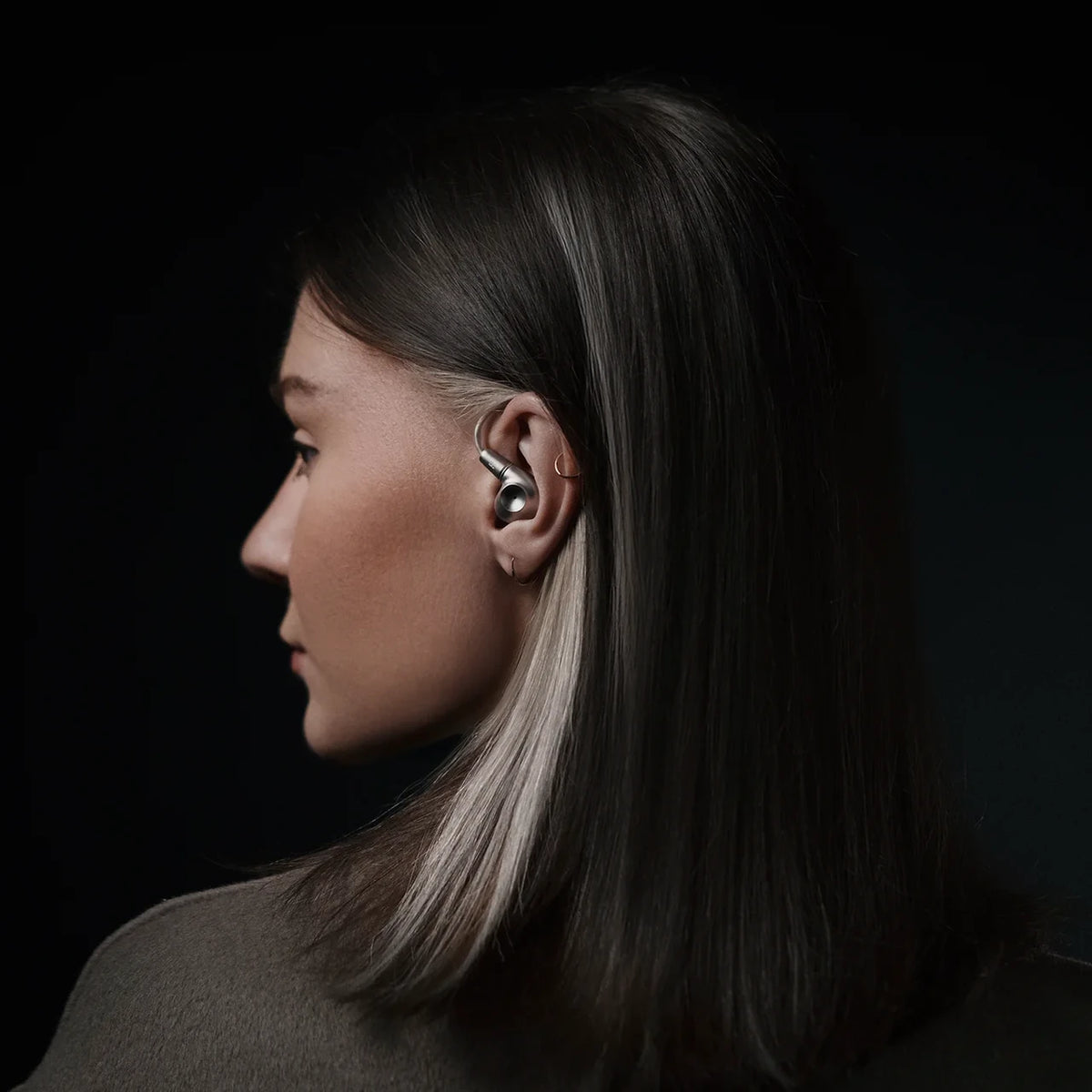 Meze-Audio-ASTRU-in-ear-monitor, female model