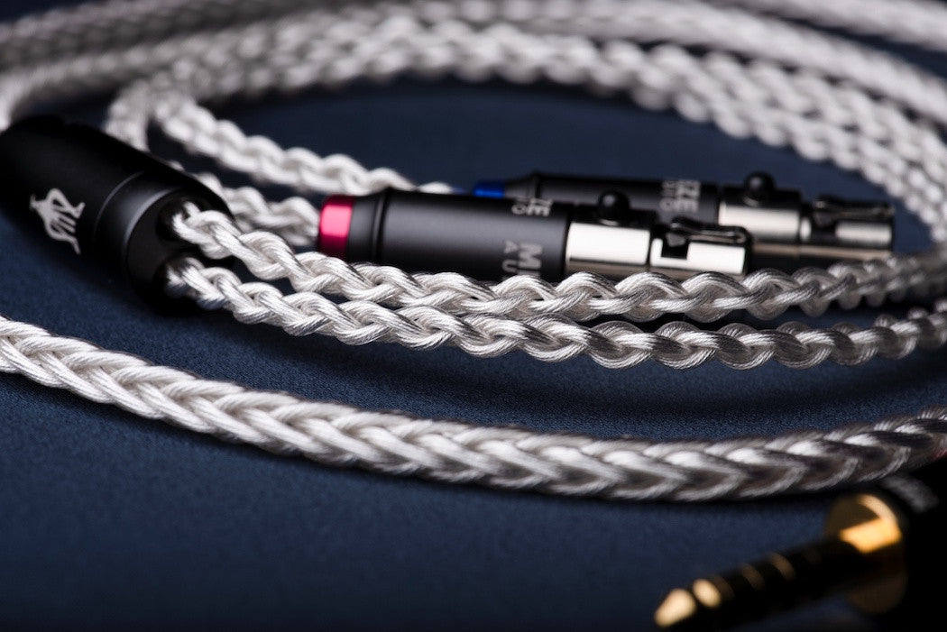 Meze-Audio-Mini-XLR-Silver-PCUHD-connectors-lifestyle-art-et-son