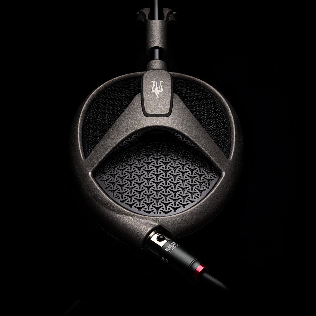 Meze_Audio_Elite_Tugsten_Headphones_close_up_view__Art_et_Son