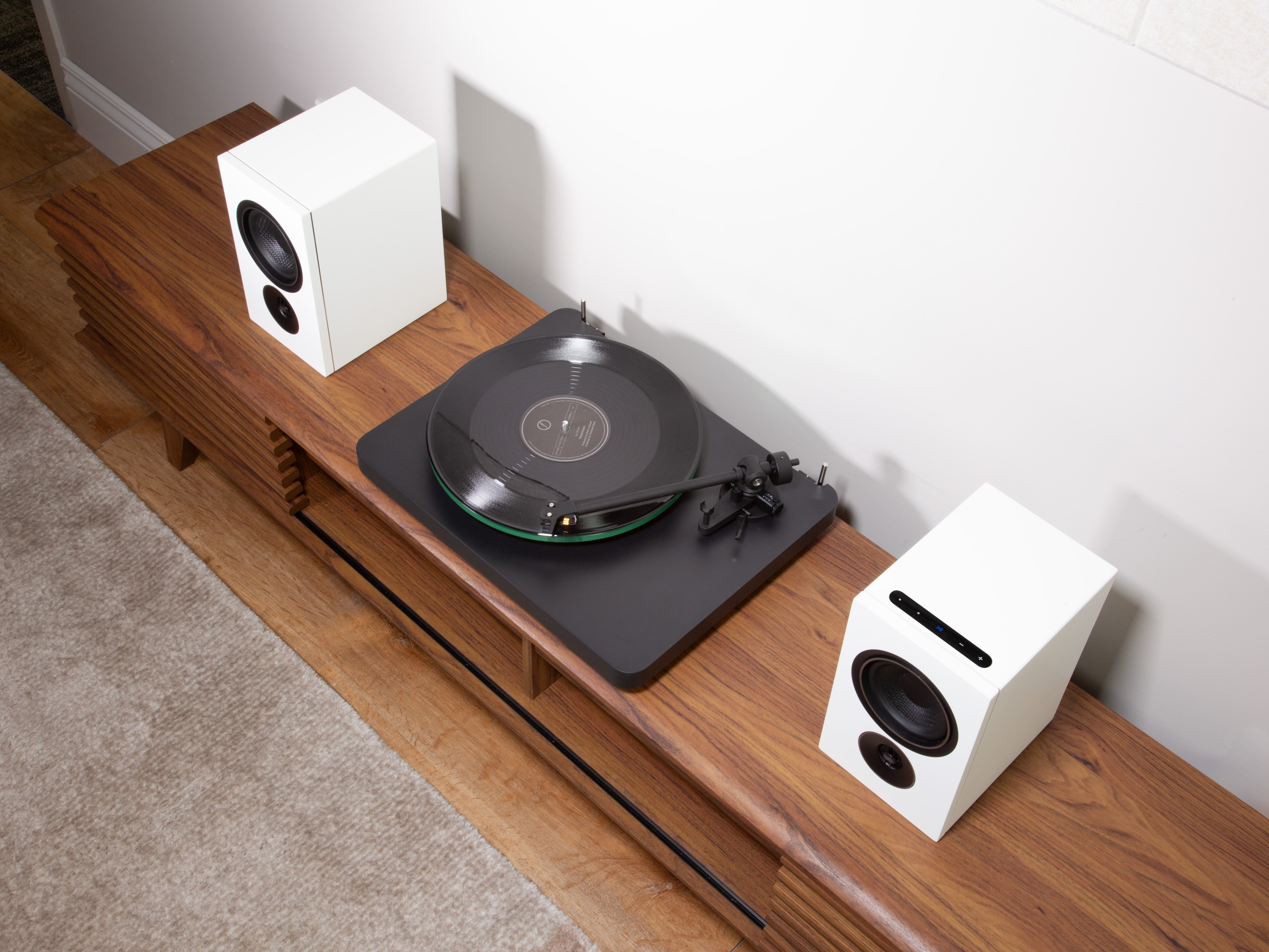 PSB-iQ2-Lifestyle-top-white-art-et-son