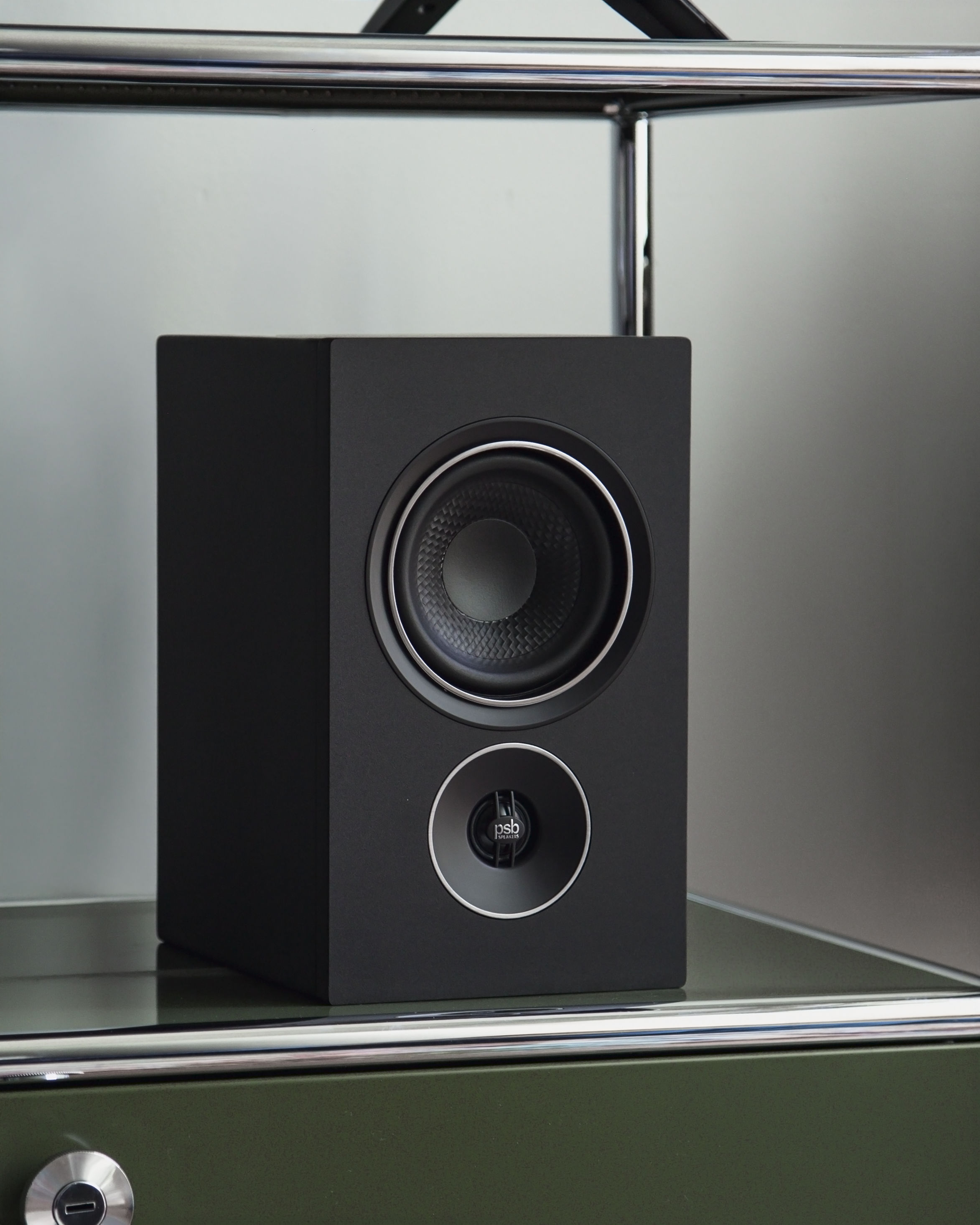 PSB-iq1-black-lifestyle-art-et-son
