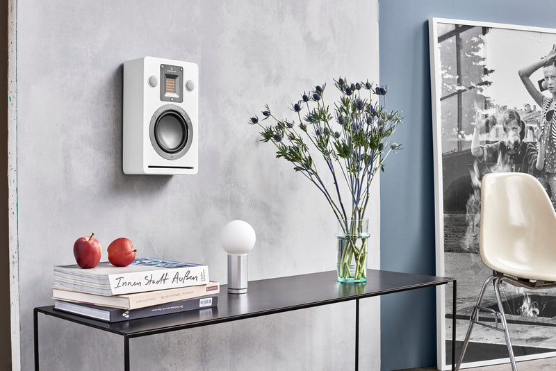 Audiovector QR Wall lifestyle on-wall haut-parleur silk white