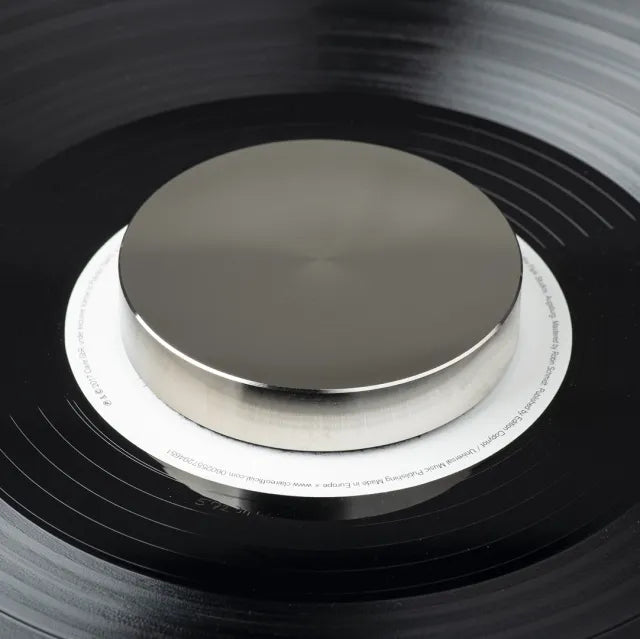 Record Puck PRO - Stabilisez vos disques Réduisez les résonances indésirables et améliorez la lecture des disques déformés. L'étiquette est protégée par le tampon de feutre sur la face inférieure.