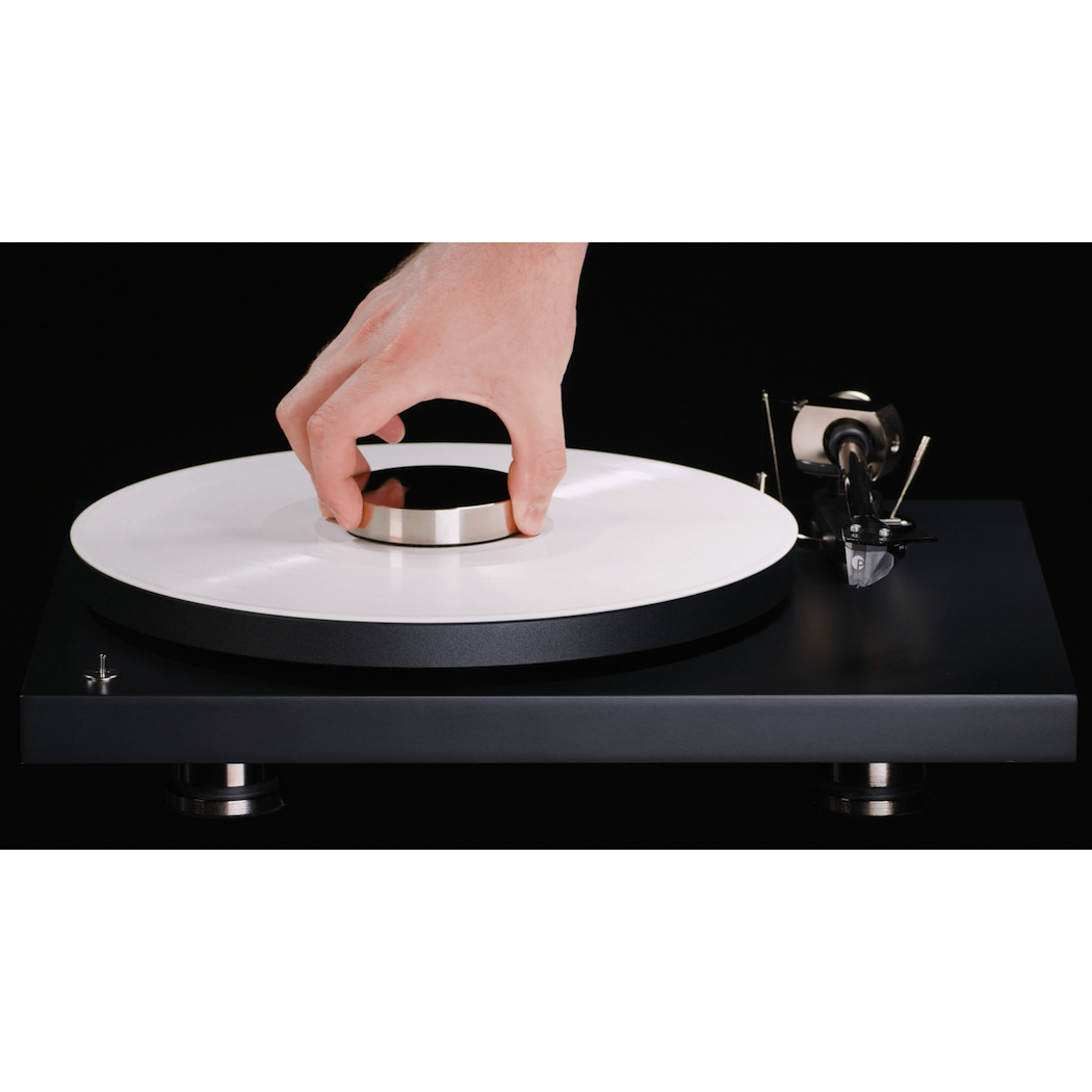 Record Puck PRO - Stabilisez vos disques Réduisez les résonances indésirables et améliorez la lecture des disques déformés. L'étiquette est protégée par le tampon de feutre sur la face inférieure.