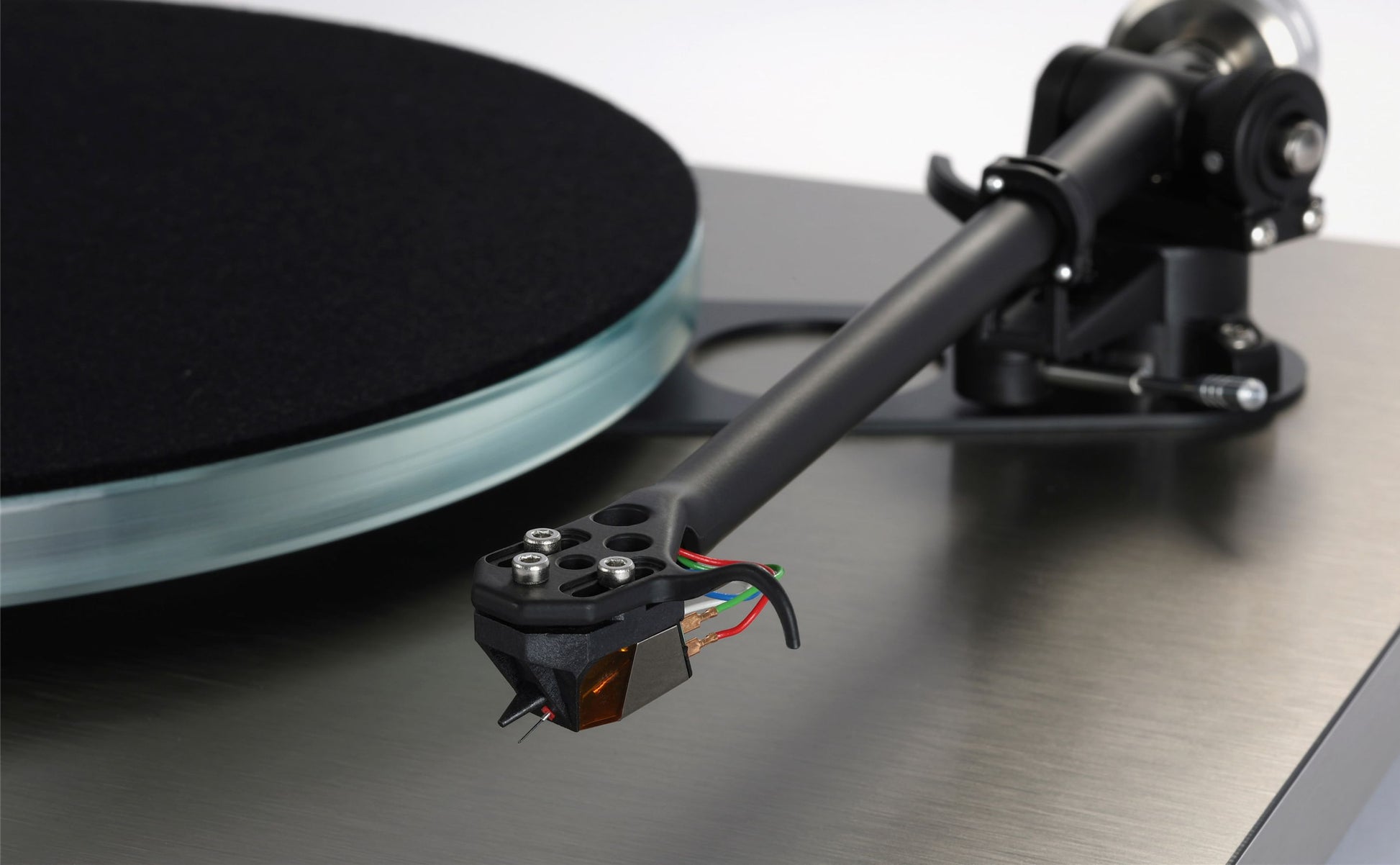 Platine Vinyle Rega Planar 6 RS Edition, gros plan sur le ND9, Art et Son