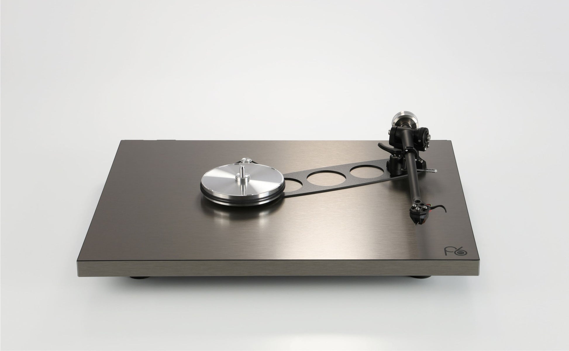 Platine Vinyle Rega Planar 6 RS Edition, gros plan sur le socle, sans plateau, Art et Son