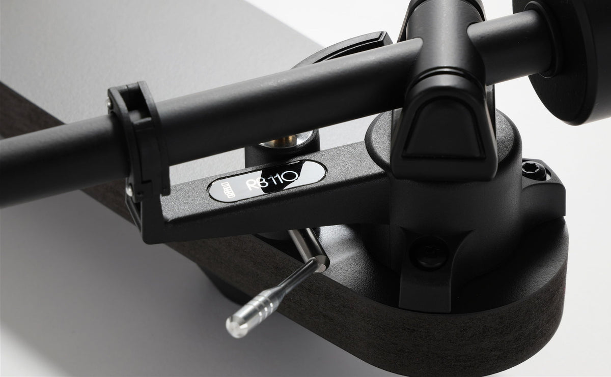Rega Replay, RB110 tonearm close-up view, Art et Son