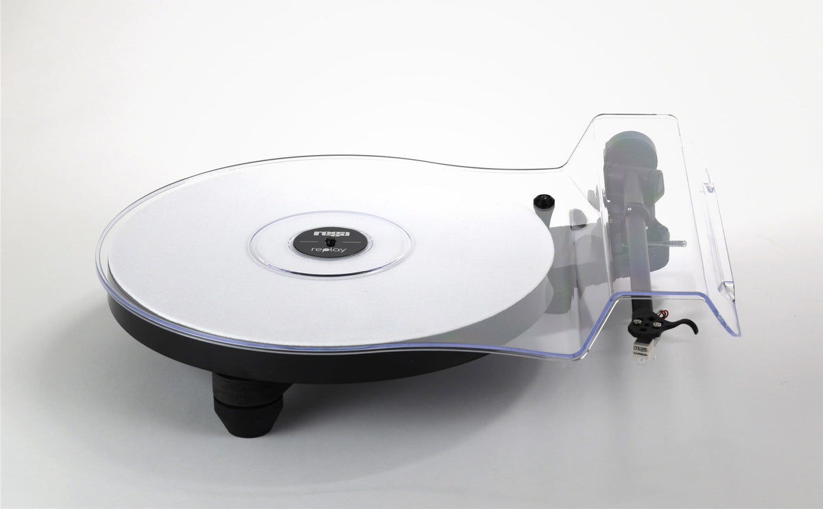 Rega Replay under its custom dust cover, Art et Son