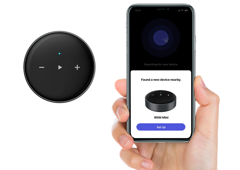 Wiim Mini et smartphone avec interface d'application sur fond blanc