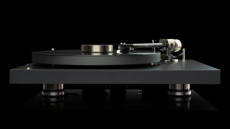 After the Debut Carbon EVO revolutionized the Debut series in 2020, the Debut PRO raises the bar even higher. We designed not only a new turntable but also a completely new cartridge. Now, for the 30th anniversary, we are again going back to our roots.