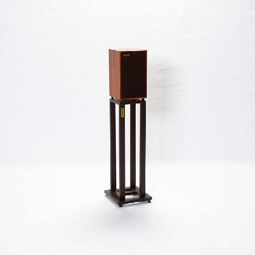 TonTrager Reference Harbeth stands. are manufactured to the highest precision. Specially selected high quality raw materials are used wood from FSC-certified local forests. On a TonTräger, the Harbeth speakers grow to new heights. Available at Art et Son.