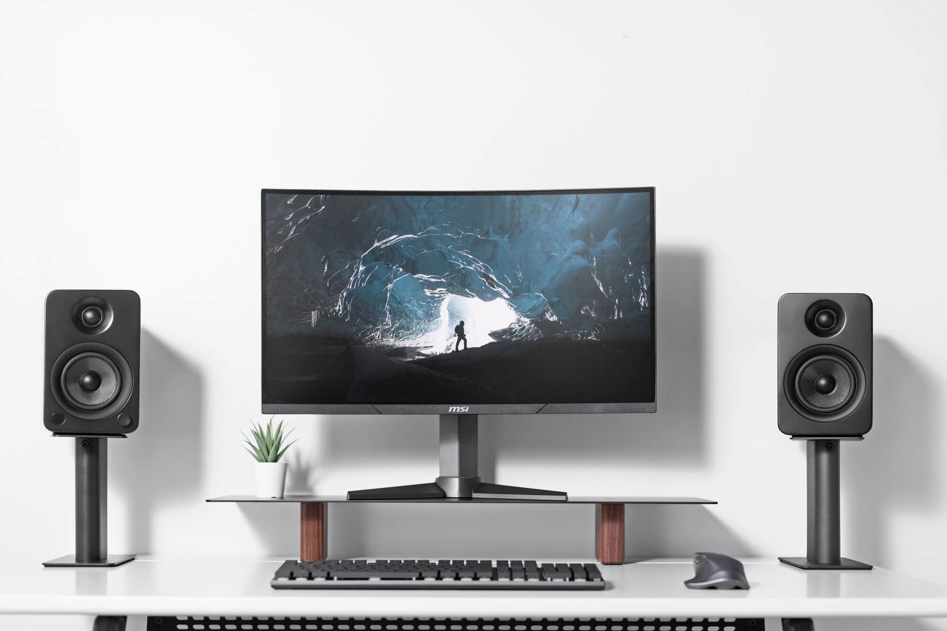 Kanto Speaker Stands, Desktop speakers, desktop speakers stands, black stands, speakers stands montreal, Art and Sound Montreal, Kanto S2, Kanto S2 stands, Art et Son, Speakers Montreal